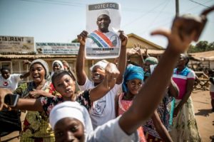 simpatizantes celebrando la victoria de Adama Barrow como nuevo presidente de Gambia diciembre 2016