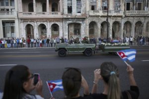 vehículo militar con los restos mortales de Fidel Castro para dar el último adios en las calles de La Habana