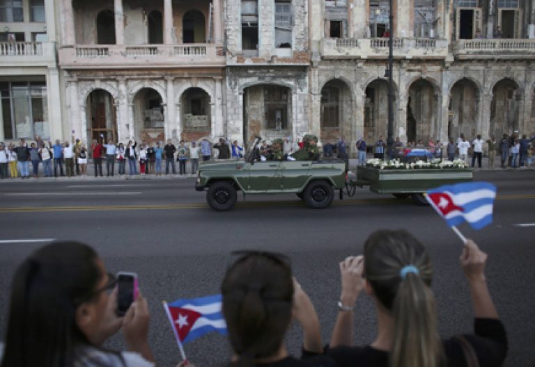 vehículo militar con los restos mortales de Fidel Castro para dar el último adios en las calles de La Habana