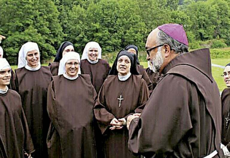 Jesús Sanz, arzobispo de Oviedo y obispo responsable de la vida contemplativa de la CEE con un grupo de religiosas contemplativas