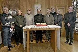 Juan Carlos Elizalde obispo de Vitoria con los miembros del nuevo consejo episcopal vicarios
