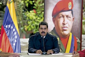 Nicolás Maduro presidente de Venezuela tras una reunión con su Ejecutivo junto a un cuadro de Hugo Chávez