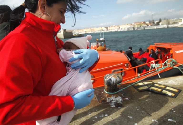 2 bebés y 30 adultos rescatados por salvamento marítimo cuando intentaban cruzar el Estrecho de Gibraltar en patera enero 2017