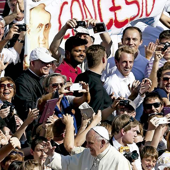 Francisco saluda a los fieles durante la ceremonia de beatificación de Pablo VI Vaticano 19 octubre 2014