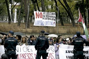 manifestación frente al CIE de Aluche Madrid tras el intento de fuga de varios internos 2016