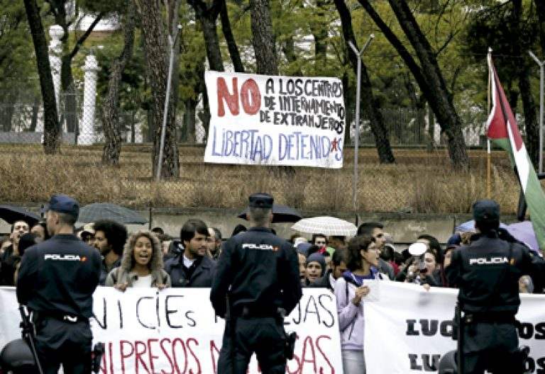 manifestación frente al CIE de Aluche Madrid tras el intento de fuga de varios internos 2016