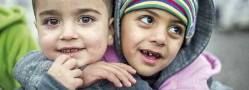 dos niños beneficiarios de la campaña de la Infancia Misionera