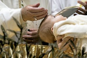 papa Francisco bautiza a 28 niños en la Capilla Sixtina 8 enero 2017