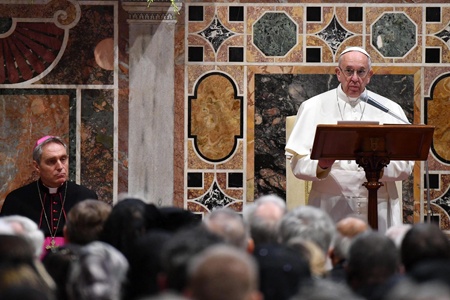 papa Francisco dirige discurso al Cuerpo Diplomático acreditado ante la Santa Sede 9 enero 2017 Sala Regia Vaticano
