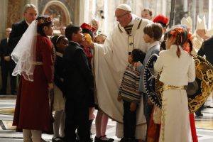 papa Francisco celebra misa Navidad del Señor Nochebuena 24 diciembre 2016 incensando el belén en la Basílica vaticana