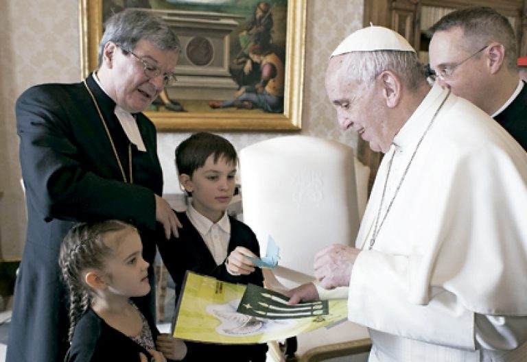 papa Francisco con Kaarlo Kalliala obispo luterano de Turku Finlandia y dos niños que le entregan un dibujo