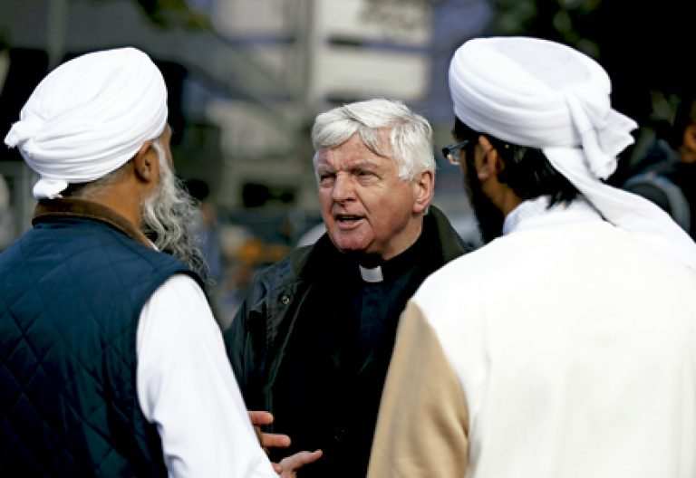 sacerdote con dos imanes musulmanes en Londres