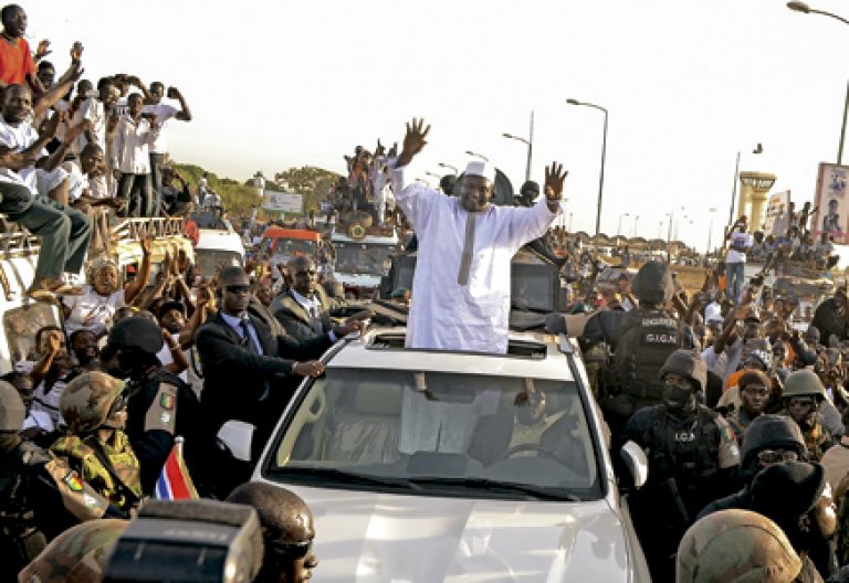 Adama Barrow, nuevo presidente de Gambia llegando al país tras tomar posesión en Senegal escapado por la crisis política enero 2017