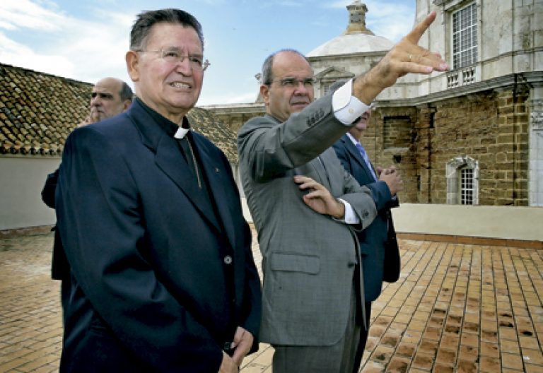 Antonio Ceballos, obispo emérito de Cádiz y Ceuta, y Manuel Chaves expresidente de la Junta de Andalucía