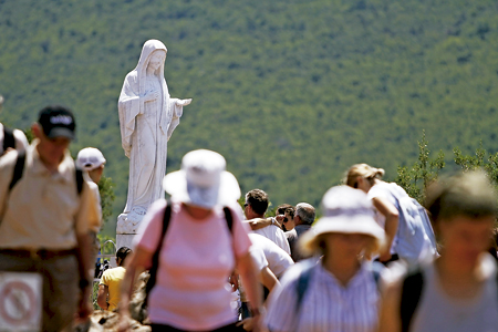 peregrinos en el pueblo de Medjugorje donde supuestamente se aparece la Virgen María