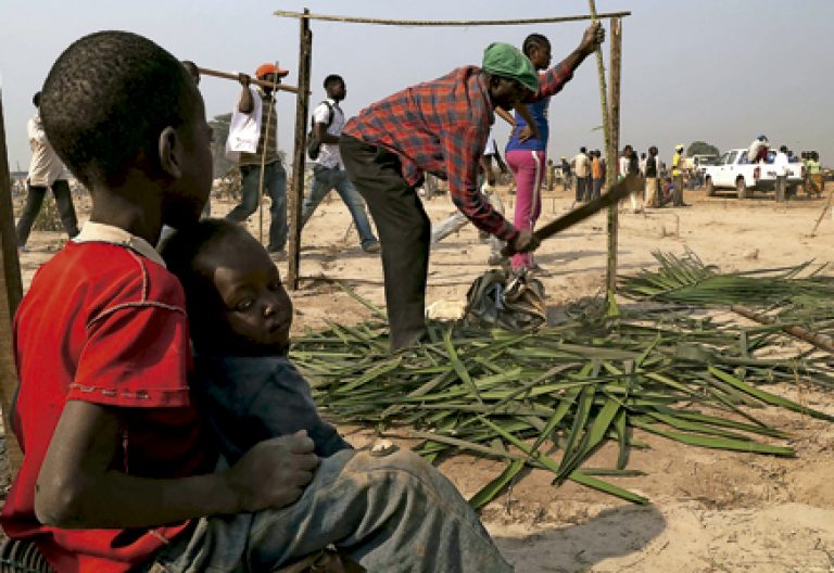 familia de desplazados de República Centroafricana por el conflicto en el país