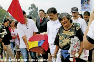 entierro de un líder juvenil indígena en Colombia guerra sucia