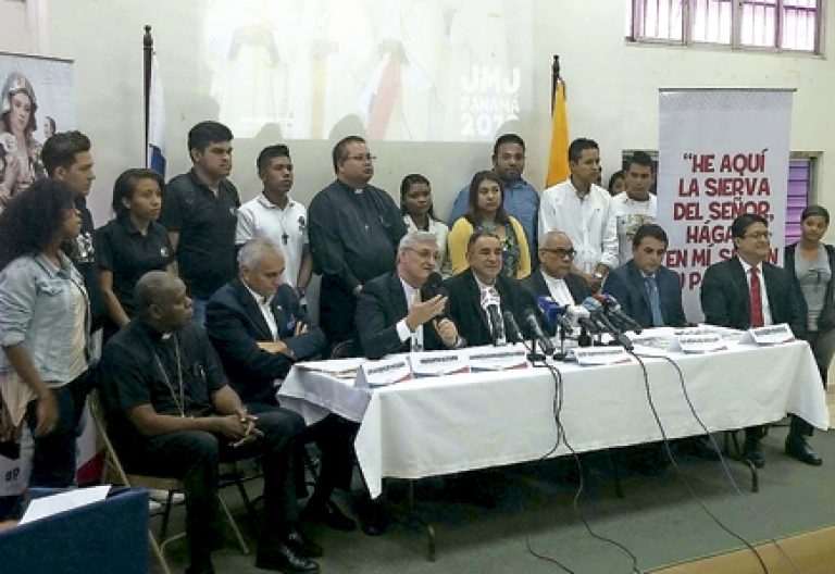 José Domingo Ulloa arzobispo de Panamá presentando detalles de la JMJ 2019