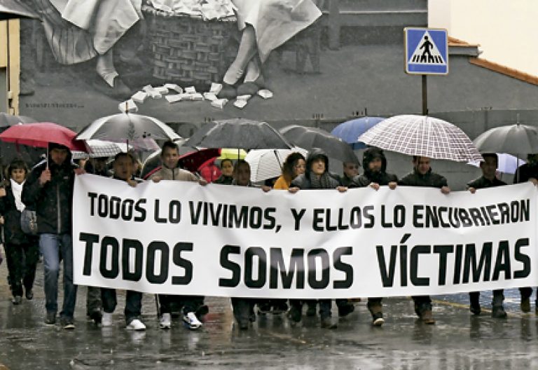 grupo de exalumnos del seminario de La Bañeza protestan frente al obispado de Astorga por la mala gestión de abusos sexuales febrero 2017