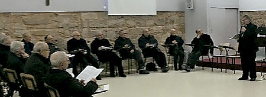 obispo de Astorga Juan Antonio Menéndez con sacerdotes de la diócesis