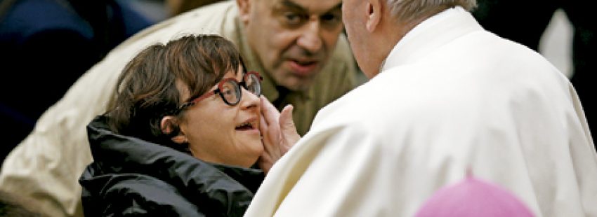 papa Francisco con una mujer con discapacidad en la audiencia febrero 2017