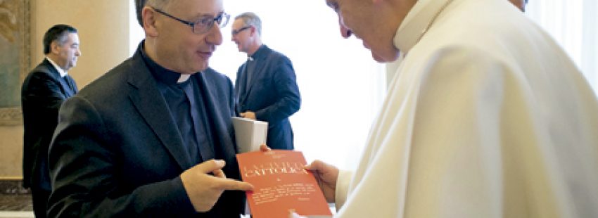 papa Francisco con Antonio Spadaro director de La Civiltà Cattolica numero 4000 febrero 2017