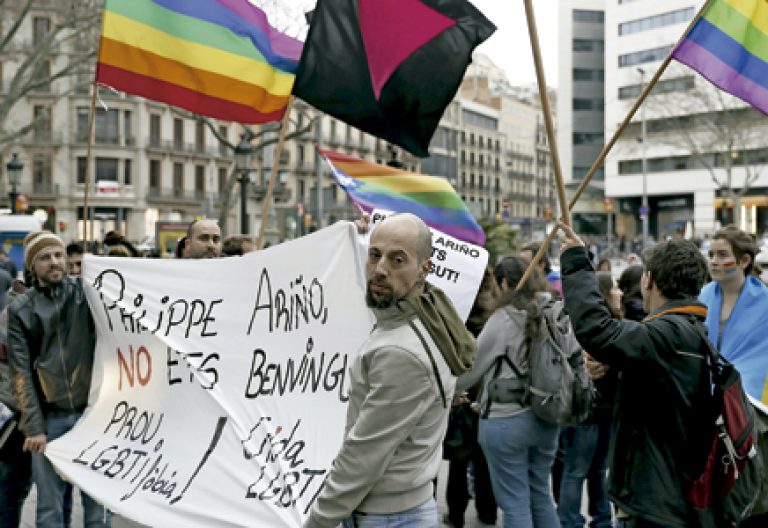 protesta de movimientos LGTB contra la conferencia de Philippe Ariño contra la práctica homosexual organizada por el Arzobispado de Barcelona febrero 2017