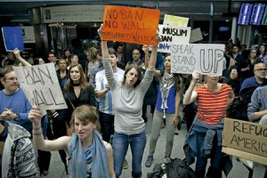 protesta de un grupo de manifestantes en un aeropuerto contra el muro de Trump