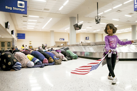 oración protesta de mujeres musulmanas en el aeropuerto de Dallas Estados Unidos contra la decisión de Trump de vetar la entrada a musulmanes de siete países