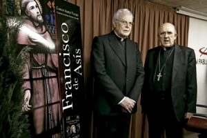cardenales Carlos Amigo y Carlos Osoro durante la presentación del libro Francisco de Asís historia y leyenda Madrid 27 febrero 2017