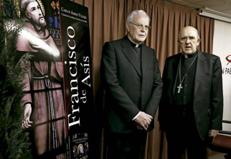 cardenales Carlos Amigo y Carlos Osoro durante la presentación del libro Francisco de Asís historia y leyenda Madrid 27 febrero 2017