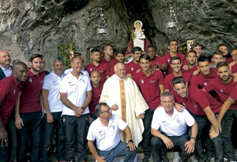 Fernando Fueyo, capellán del equipo de fútbol de Sporting de Gijón en una ofrenda a la Virgen de Covadonga con los jugadores
