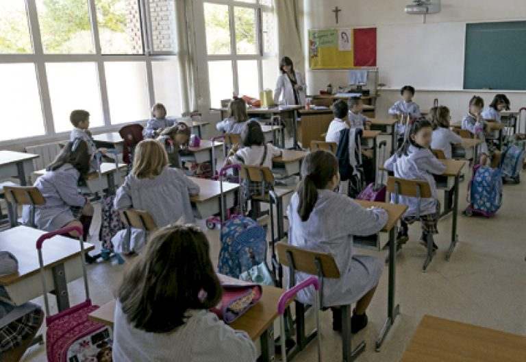 alumnos estudiantes en el aula en la escuela colegio concertado católico