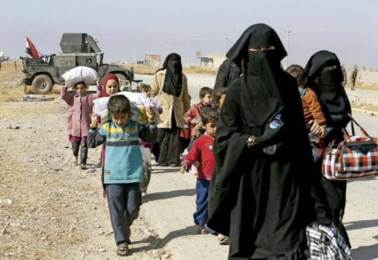 mujeres y niños iraquíes huyen de la guerra como refugiados