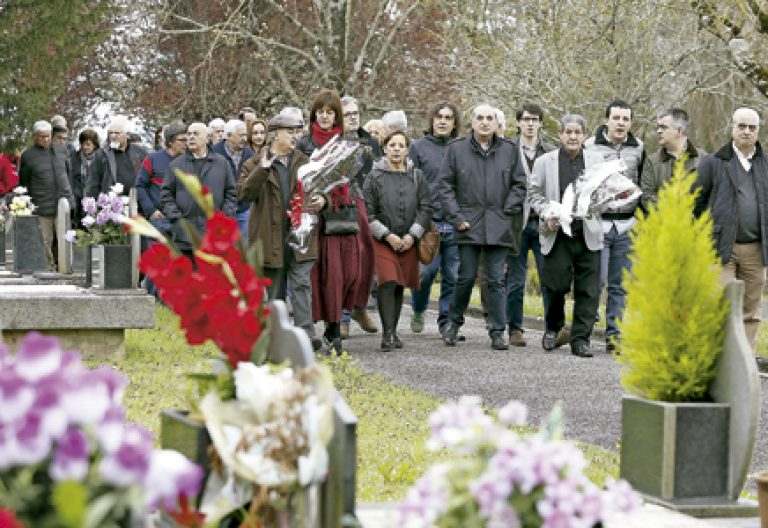 grupo de personas en el cementerio de Lasarte-Oria rinden homenaje a un concejal socialista asesinado por ETA