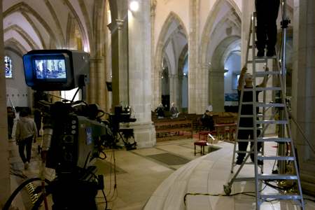 cámaras de TVE en la catedral de Santander para emitir una misa