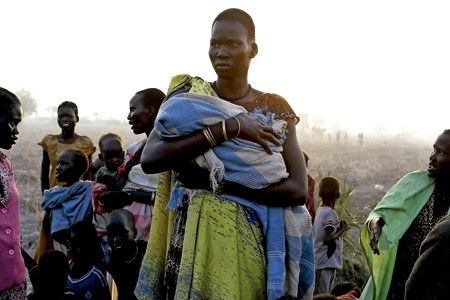 mujer sostiene en brazos a un bebé en Sudán del Sur