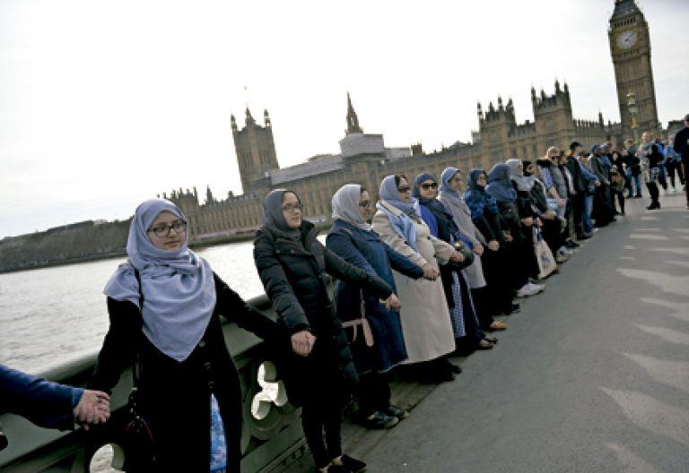 musulmanes en cadena de oración en el puente al lado de Westminster y el Parlamento de Londres en repulsa del atentado marzo 2017