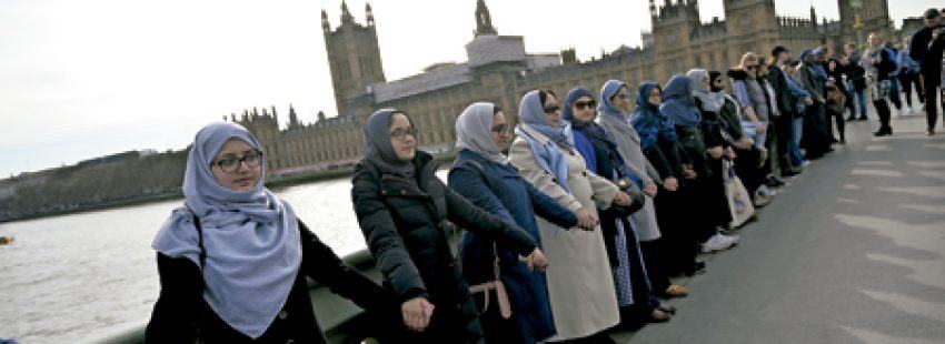 musulmanes en cadena de oración en el puente al lado de Westminster y el Parlamento de Londres en repulsa del atentado marzo 2017