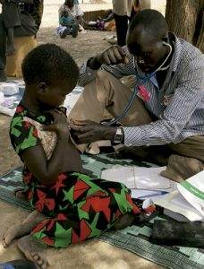 médico con una niña en un país africano