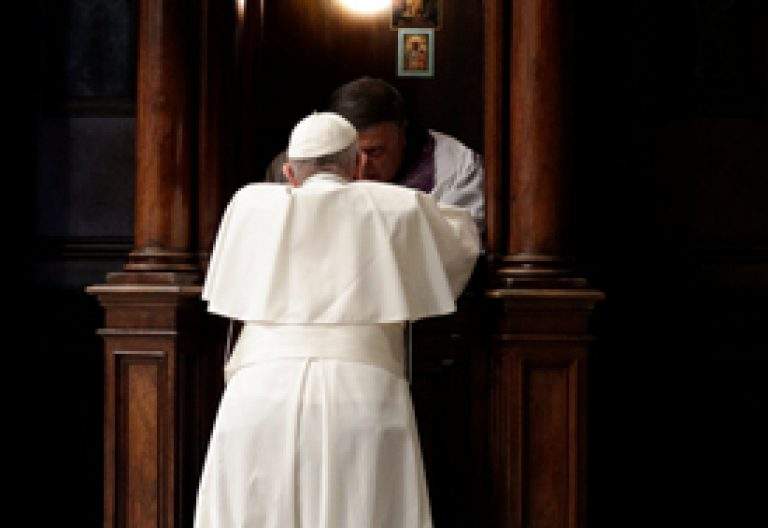 papa Francisco se confiesa con un sacerdote celebración penitencial 17 marzo 2017