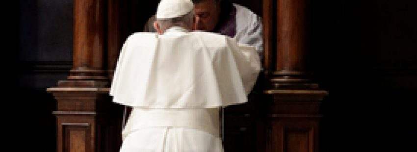 papa Francisco se confiesa con un sacerdote celebración penitencial 17 marzo 2017