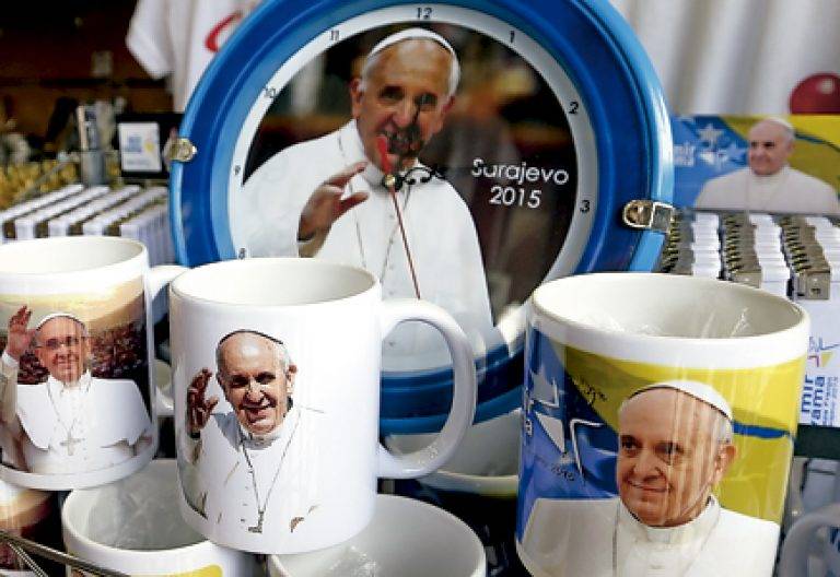 imagen del papa Francisco en un souvenir tazas y relojes