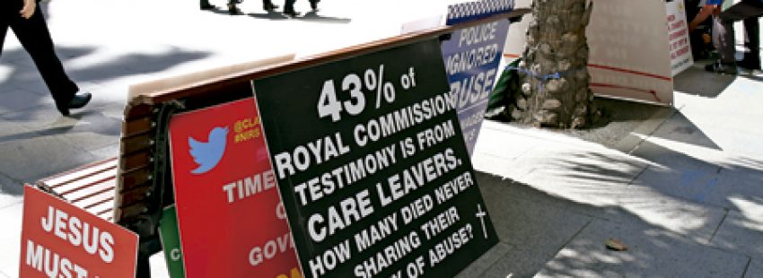 carteles en la calle protestando en la Comisión Real en Australia que investiga los abusos sexuales por parte de sacerdotes