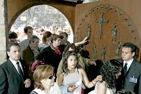 apertura de la Puerta del Perdón Año Santo Lebaniego 2006