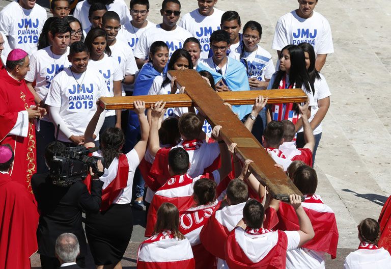 papa Francisco Domingo de Ramos en la Plaza de San Pedro Vaticano y cruz JMJ 9 abril 2017