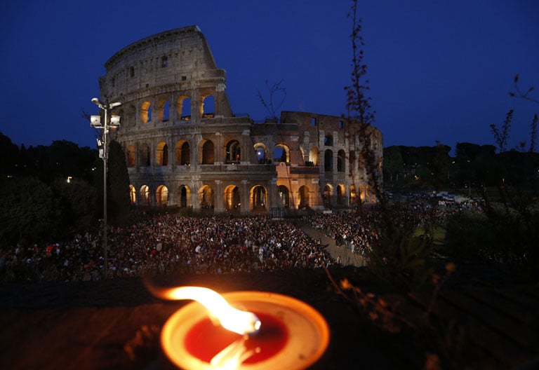 Viernes Santo Vía Crucis en el Coliseo romano 14 abril 2017