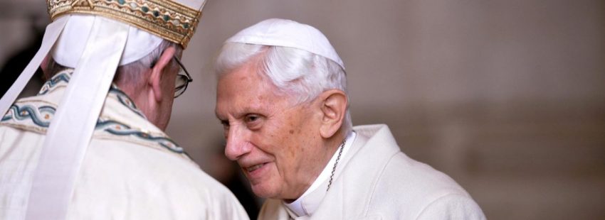 Benedicto XVI, con Francisco, en 2015