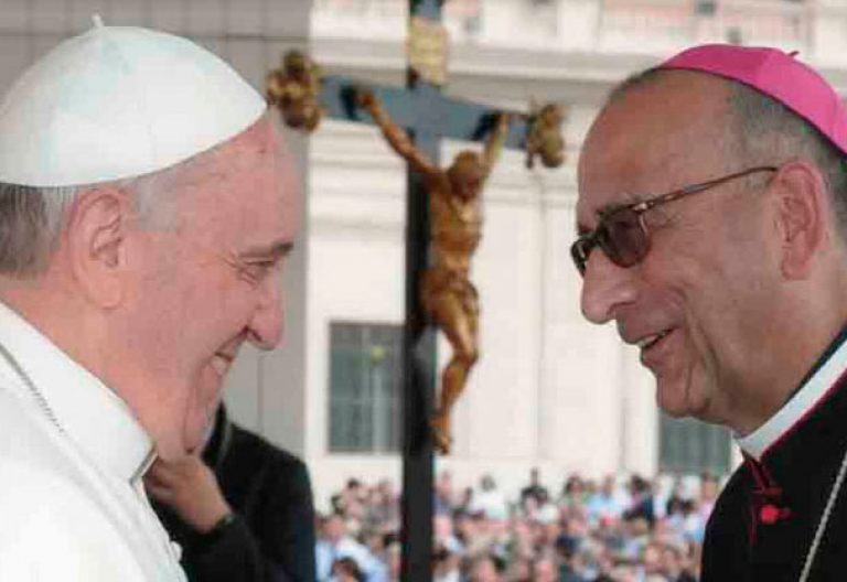 Juan José Omella obispo de Barcelona con el Papa Francisco en un saludo