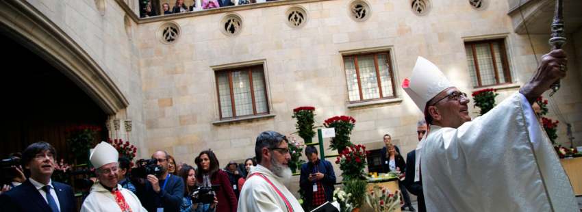 El arzobispo de Barcelona, Juan José Omella, en la bendición de rosas por Sant Jordi en la Generalitat el 23 de abril de 2017